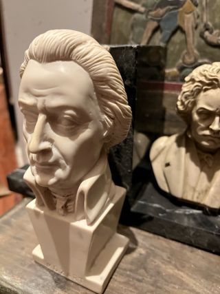 Supporti per libri classici con musicisti + figura di Mozart
