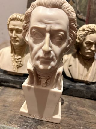 Supporti per libri classici con musicisti + figura di Mozart