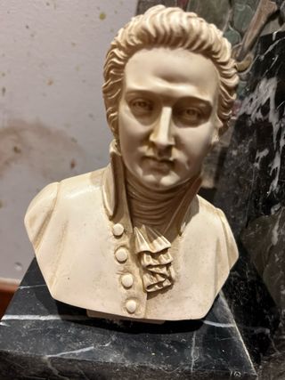 Supporti per libri classici con musicisti + figura di Mozart