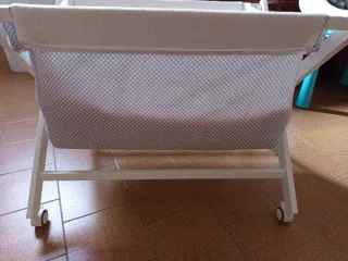 Minicuna con ruedas y colchón antiplagiocefalia.