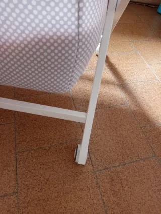 Minicuna con ruedas y colchón antiplagiocefalia.