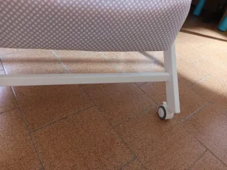 Minicuna con ruedas y colchón antiplagiocefalia.