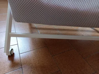 Minicuna con ruedas y colchón antiplagiocefalia.