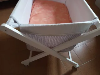 Minicuna con ruedas y colchón antiplagiocefalia.