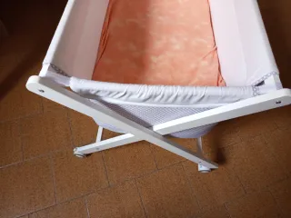 Minicuna con ruedas y colchón antiplagiocefalia.