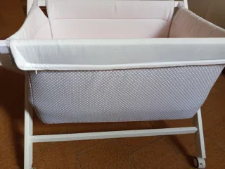 Minicuna con ruedas y colchón antiplagiocefalia.