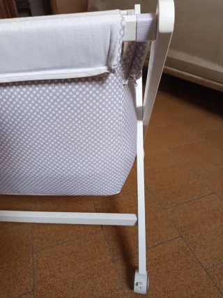 Minicuna con ruedas y colchón antiplagiocefalia.