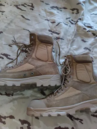 Botas de montaña (marrón color)