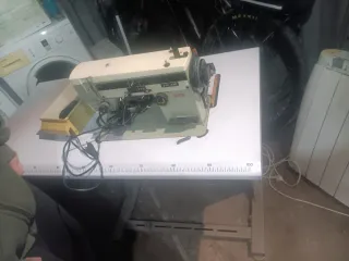 Máquina de coser industrial con mesa