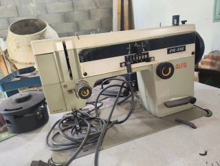 Máquina de coser industrial con mesa