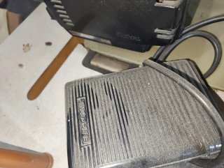 Máquina de coser industrial con mesa