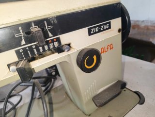 Máquina de coser industrial con mesa