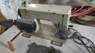 Máquina de coser industrial con mesa