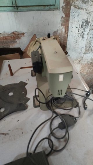 Máquina de coser industrial con mesa