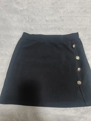 Falda negra con tachuelas