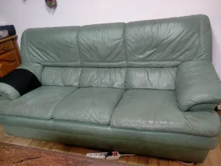 Sofá de piel verde
