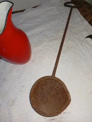 Lote Antigüedades Jarra Roja y Utensilio