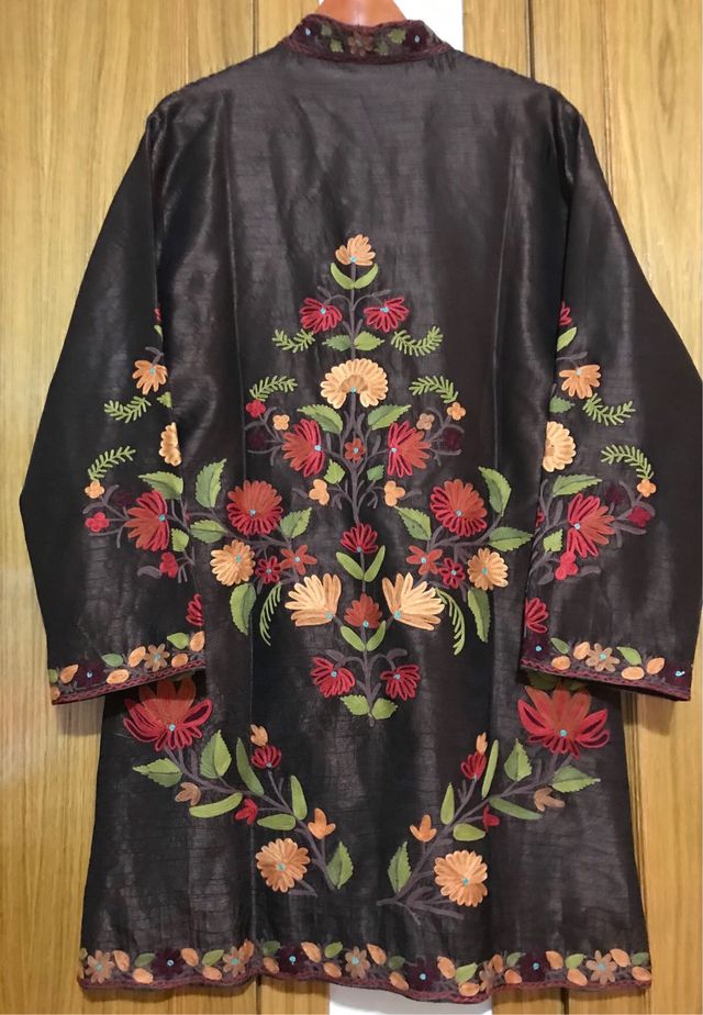 Chaqueta marron, bordada floral