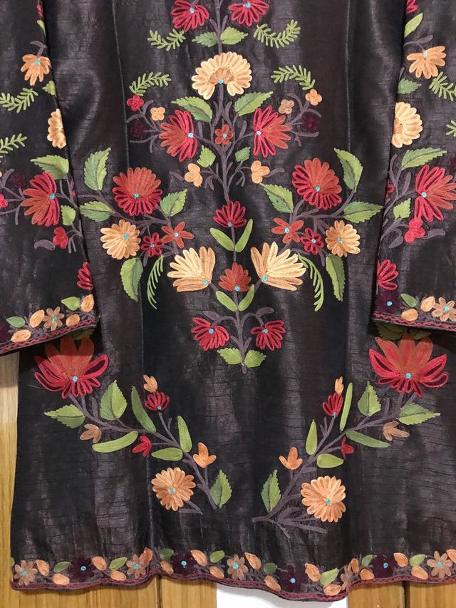 Chaqueta marron, bordada floral