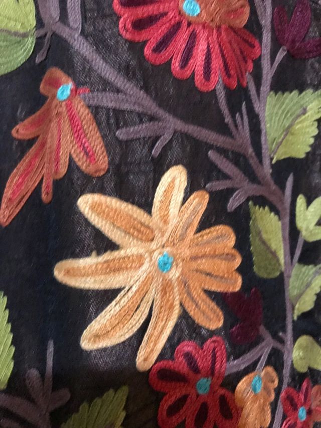 Chaqueta marron, bordada floral