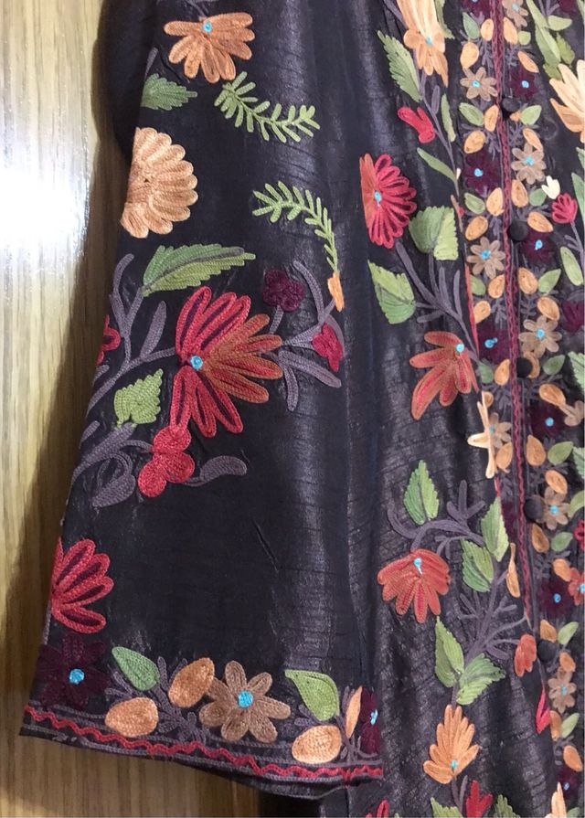 Chaqueta marron, bordada floral