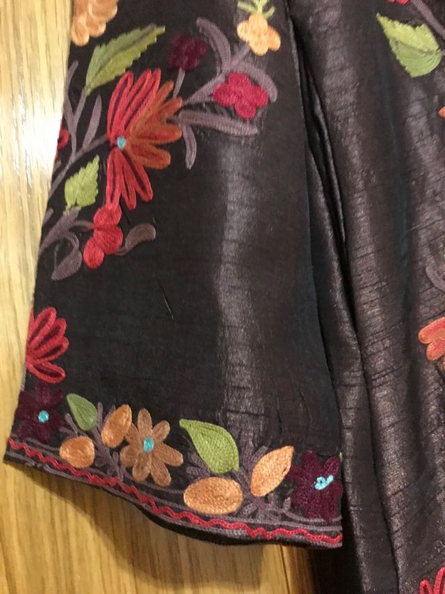 Chaqueta marron, bordada floral