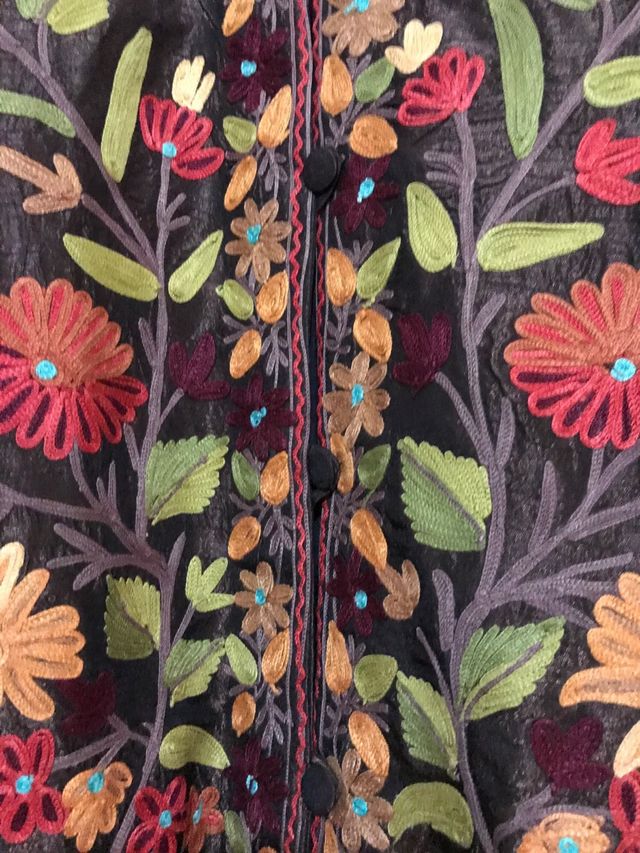 Chaqueta marron, bordada floral