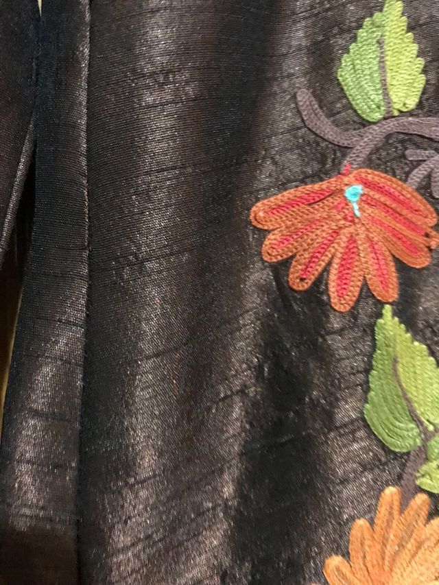 Chaqueta marron, bordada floral