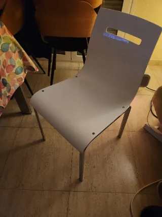 Sillas blancas de metal y plástico son dos