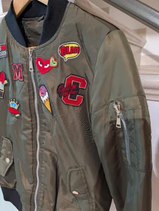 Chaqueta bomber verde con parches