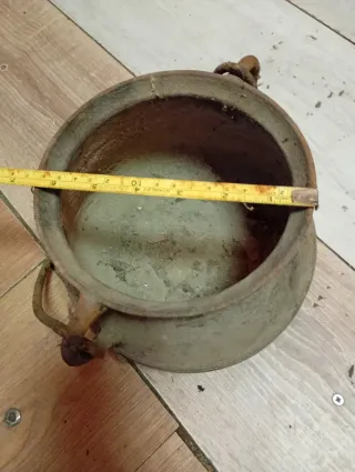 Caldero de hierro forjado antiguo