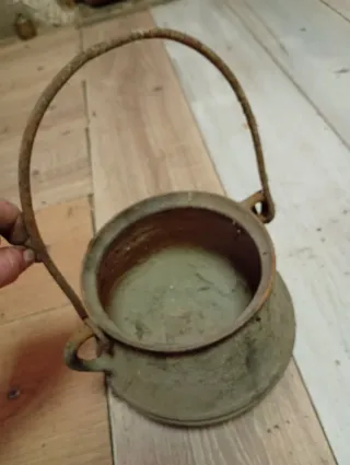 Caldero de hierro forjado antiguo