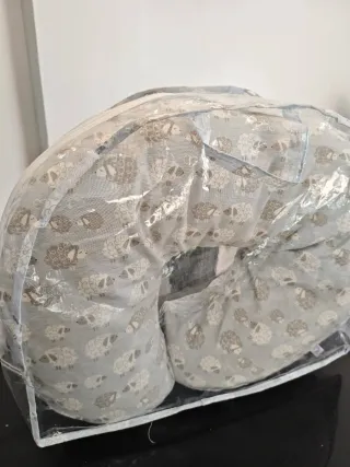 Cojín de lactancia modelo Boppy de Chicco