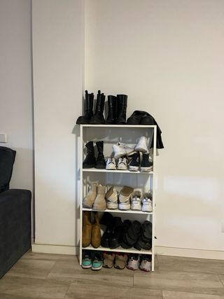 Estantería metálica blanca