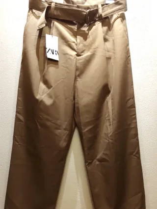 Pantalón Zara recto beige con cinturón
