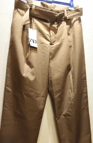 Pantalón Zara recto beige con cinturón