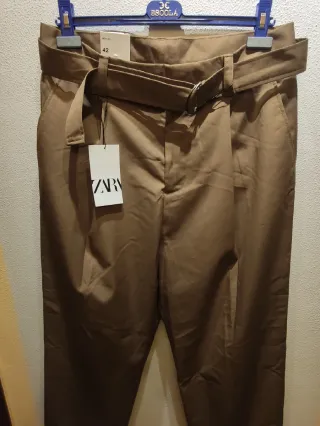 Pantalón Zara recto beige con cinturón