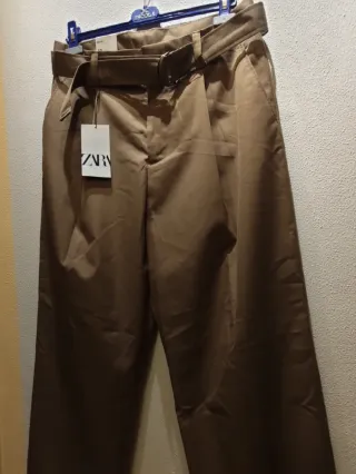 Pantalón Zara recto beige con cinturón