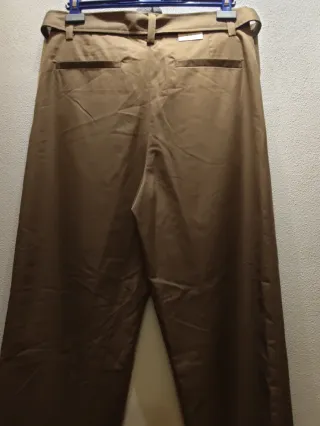 Pantalón Zara recto beige con cinturón