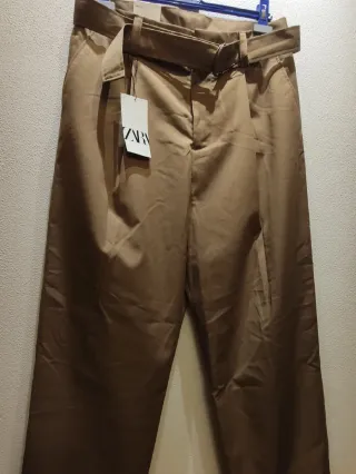 Pantalón Zara recto beige con cinturón