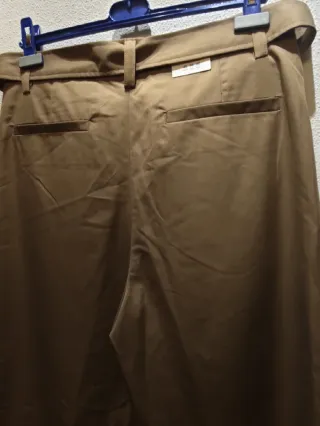 Pantalón Zara recto beige con cinturón