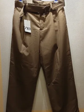 Pantalón Zara recto beige con cinturón