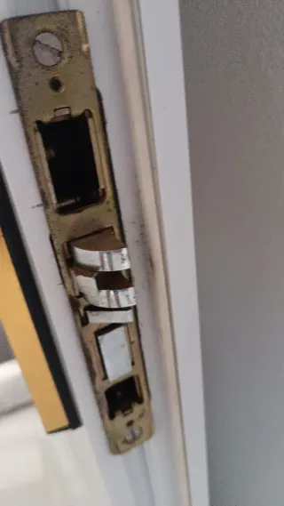 Puerta de entrada blanca,de PVC con marco