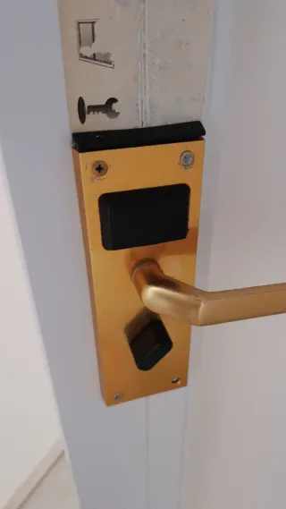 Puerta de entrada blanca,de PVC con marco