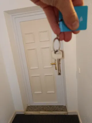 Puerta de entrada blanca,de PVC con marco