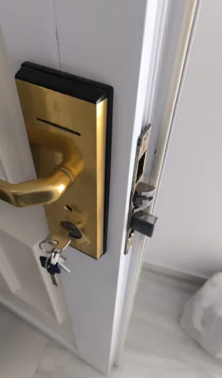 Puerta de entrada blanca,de PVC con marco