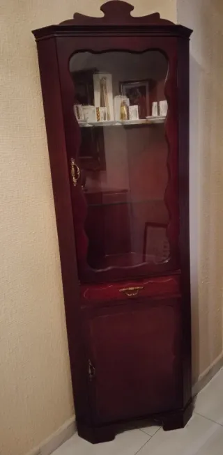 2 Vitrinas de rincón color caoba.