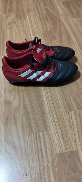 Botas de fútbol Adidas rojas y negras