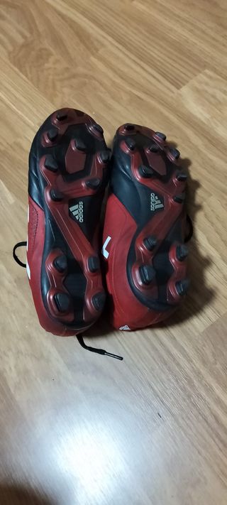 Botas de fútbol Adidas rojas y negras