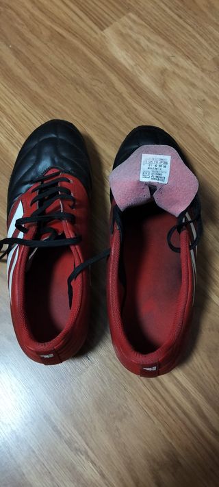 Botas de fútbol Adidas rojas y negras